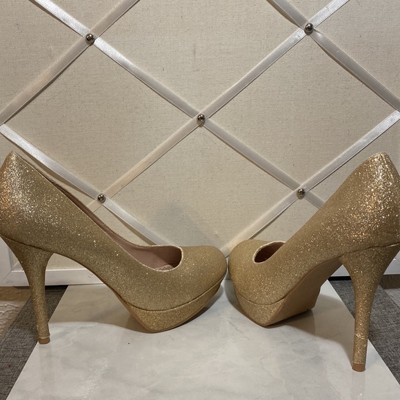 Glittery (s8.5M) Light Yellow Gold Heels - Picture 5 of 7